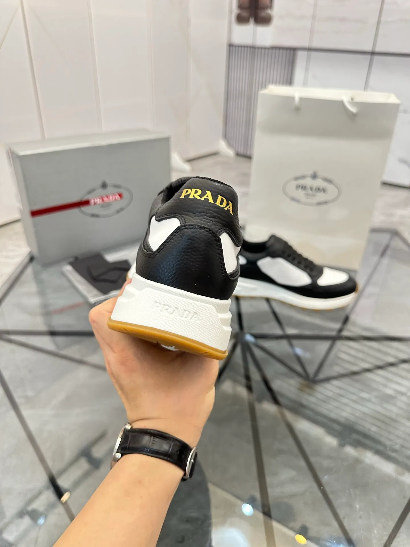 Men's shoes: 💰P600¥ High-end top quality Product trademark: Prada *"Prada*" low-top casual shoes Regular size: 38-45 (can be customized to 46) Product material: imported cowhide upper, breathable lining, cowhide foot pads, original ultra-light foam outsole. No.: 001